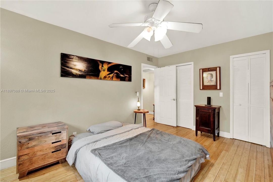 Recently Sold: $415,000 (2 beds, 1 baths, 994 Square Feet)