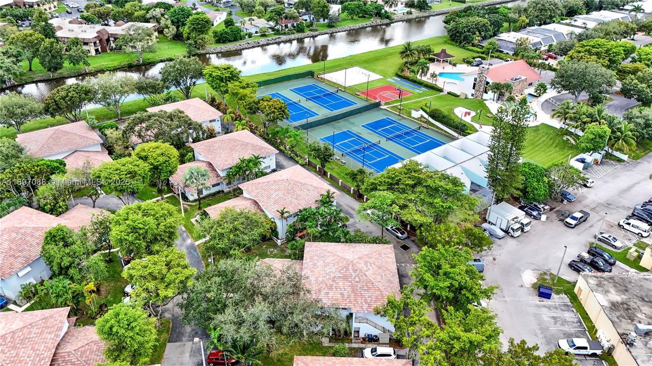 Recently Sold: $415,000 (2 beds, 1 baths, 994 Square Feet)