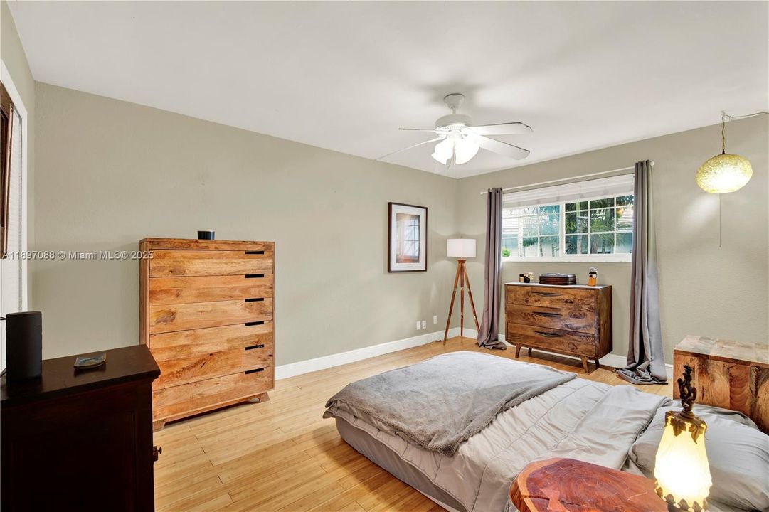 Recently Sold: $415,000 (2 beds, 1 baths, 994 Square Feet)