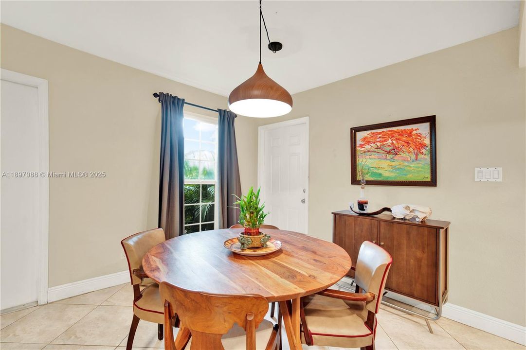 Recently Sold: $415,000 (2 beds, 1 baths, 994 Square Feet)