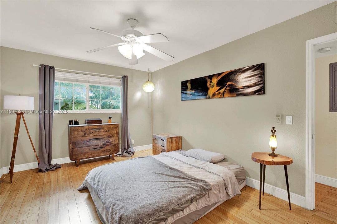 Recently Sold: $415,000 (2 beds, 1 baths, 994 Square Feet)