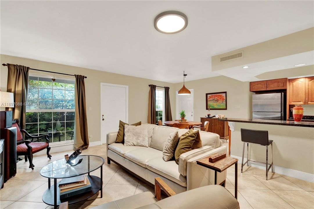 Recently Sold: $415,000 (2 beds, 1 baths, 994 Square Feet)