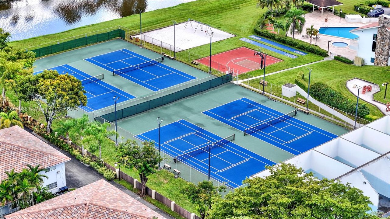 Recently Sold: $415,000 (2 beds, 1 baths, 994 Square Feet)