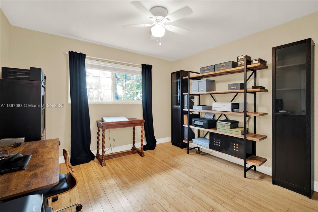 Recently Sold: $415,000 (2 beds, 1 baths, 994 Square Feet)