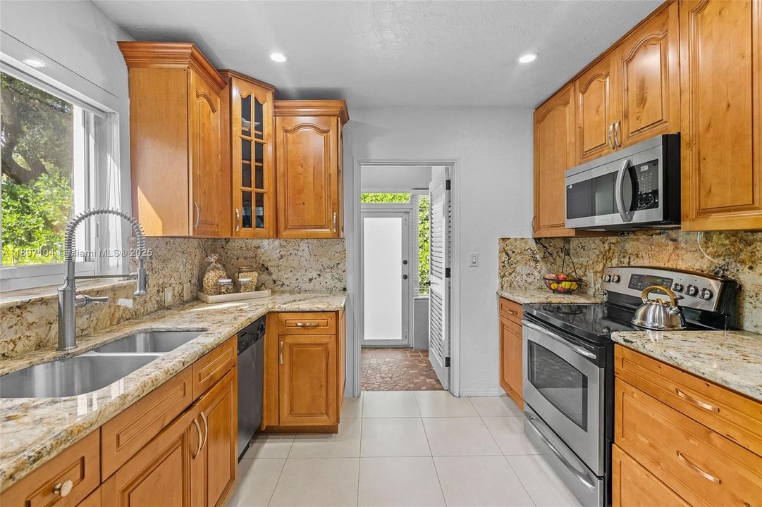 Recently Sold: $1,100,000 (3 beds, 2 baths, 1439 Square Feet)