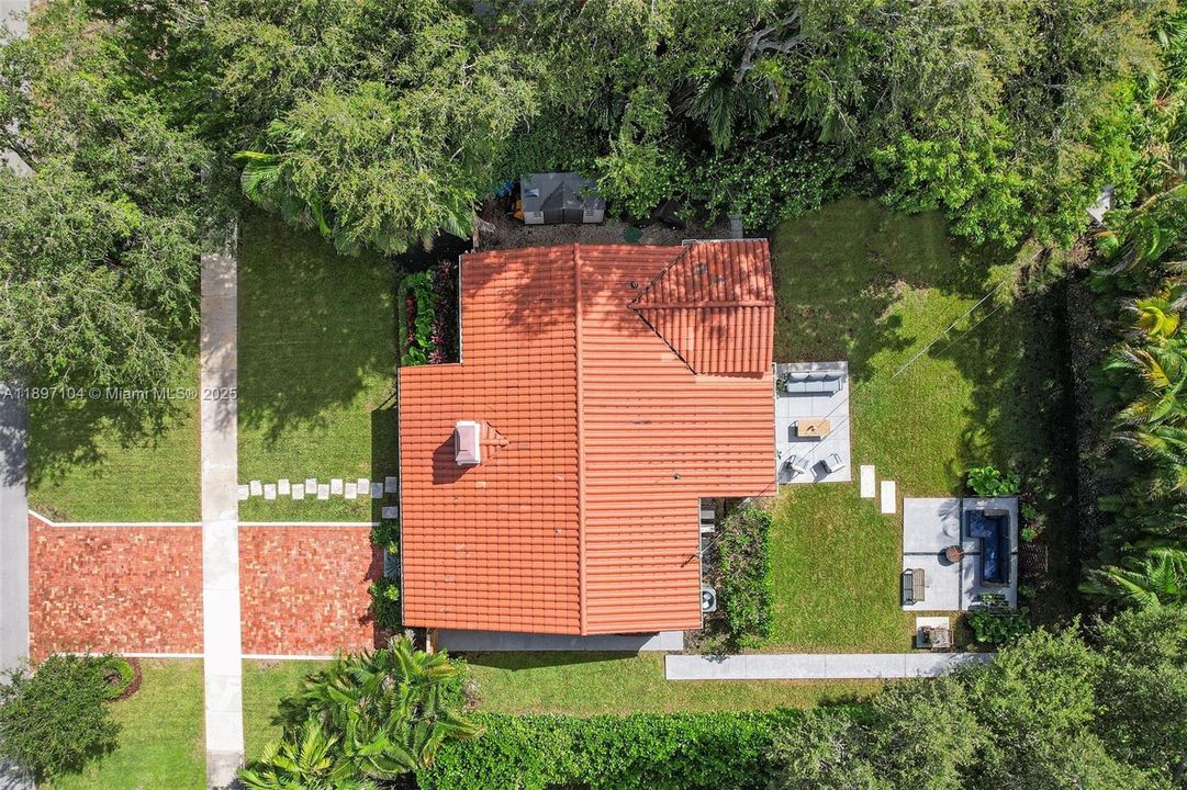 Recently Sold: $1,100,000 (3 beds, 2 baths, 1439 Square Feet)