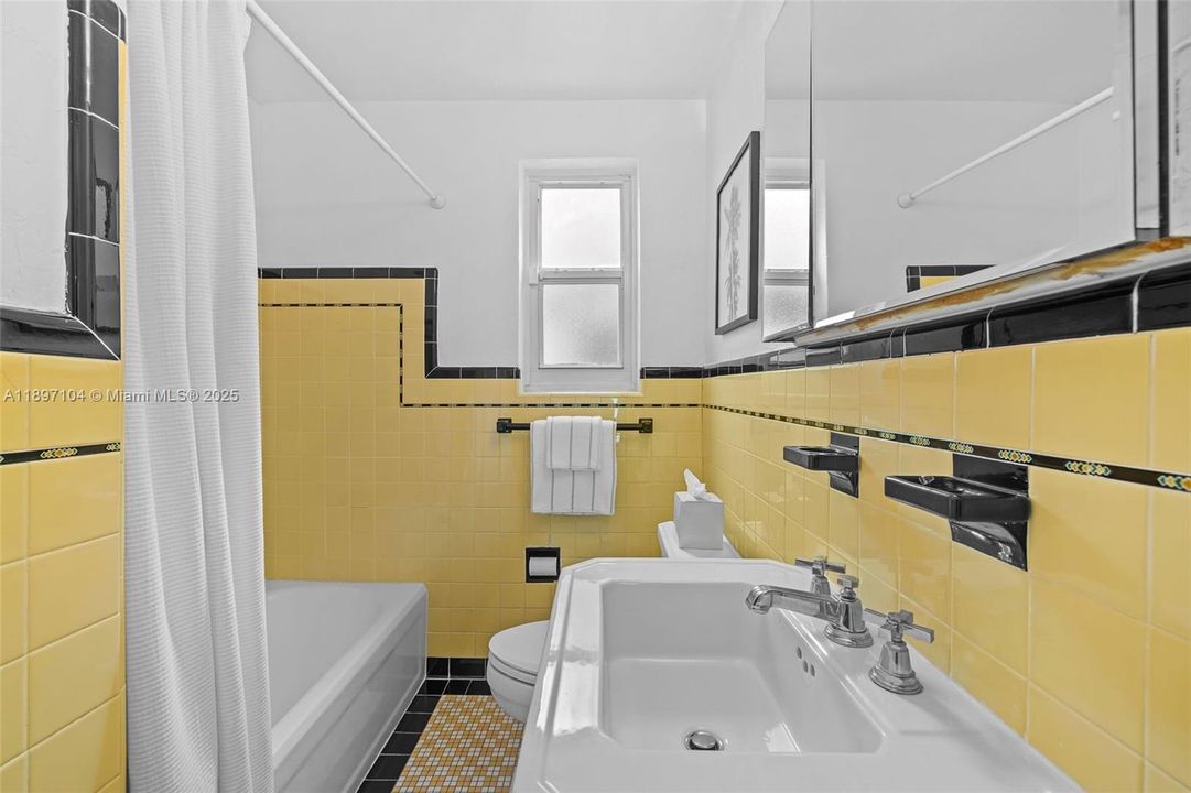 Recently Sold: $1,100,000 (3 beds, 2 baths, 1439 Square Feet)