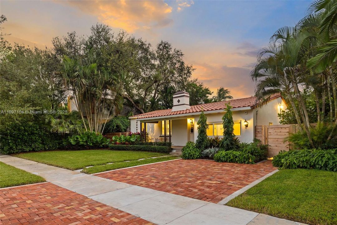 Recently Sold: $1,100,000 (3 beds, 2 baths, 1439 Square Feet)