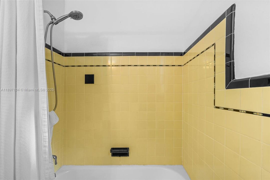 Recently Sold: $1,100,000 (3 beds, 2 baths, 1439 Square Feet)