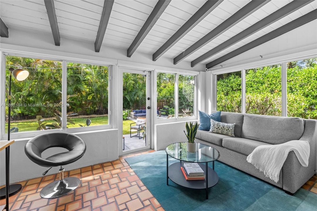 Recently Sold: $1,100,000 (3 beds, 2 baths, 1439 Square Feet)