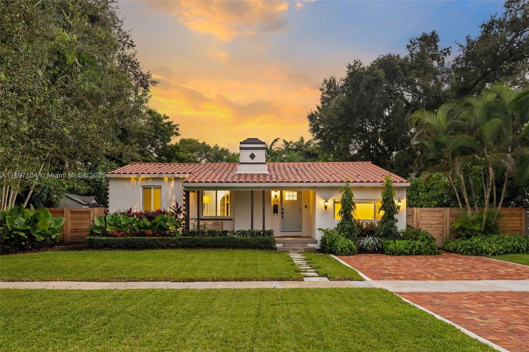 Recently Sold: $1,100,000 (3 beds, 2 baths, 1439 Square Feet)