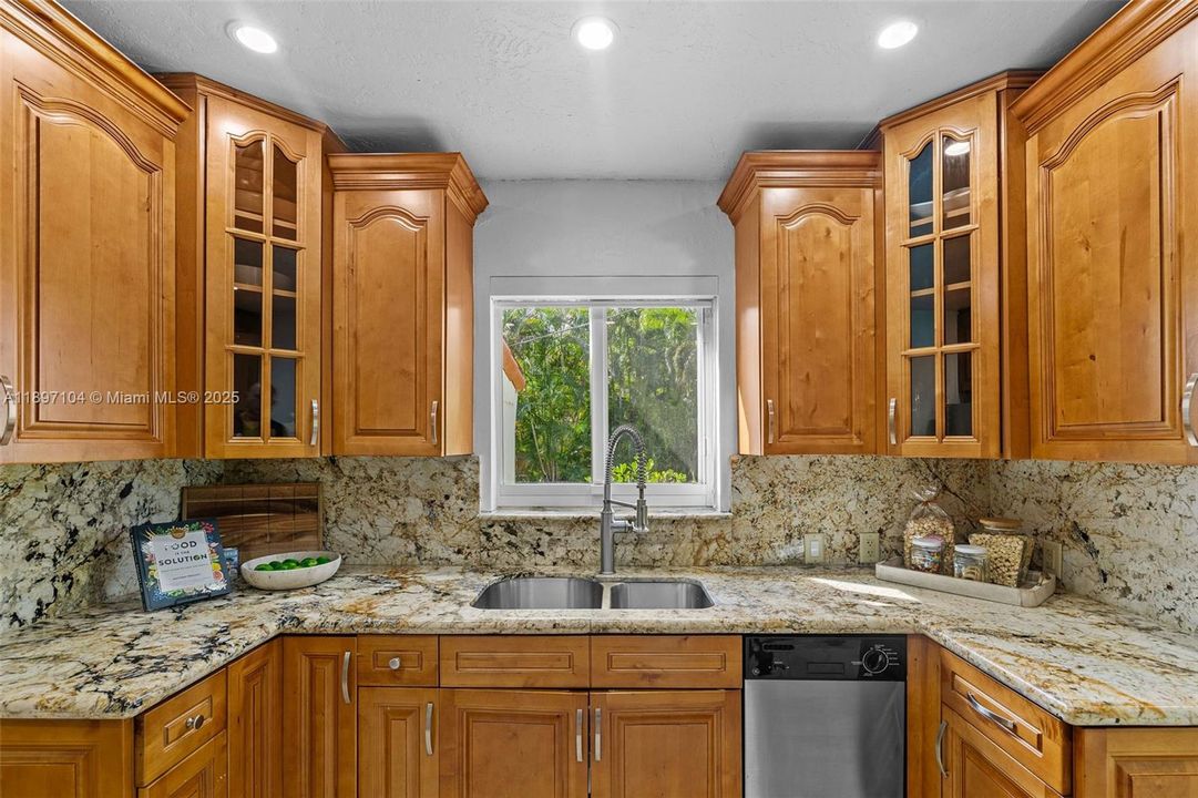 Recently Sold: $1,100,000 (3 beds, 2 baths, 1439 Square Feet)