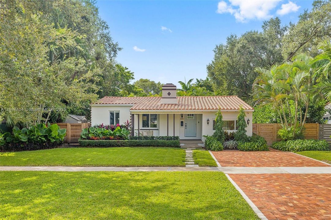 Recently Sold: $1,100,000 (3 beds, 2 baths, 1439 Square Feet)