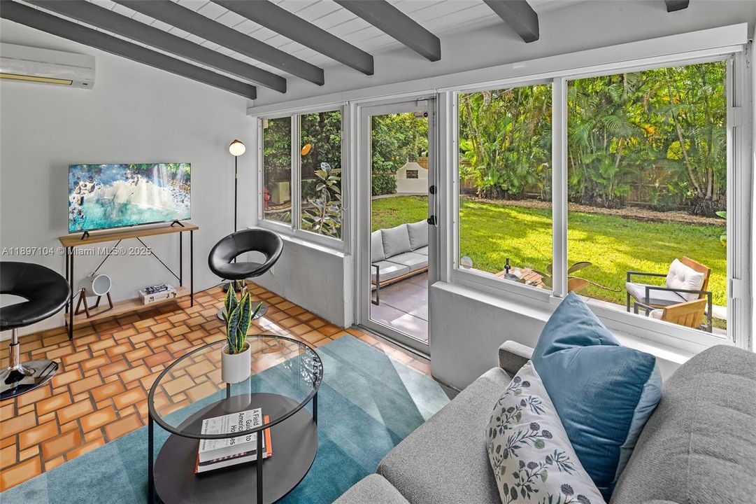 Recently Sold: $1,100,000 (3 beds, 2 baths, 1439 Square Feet)