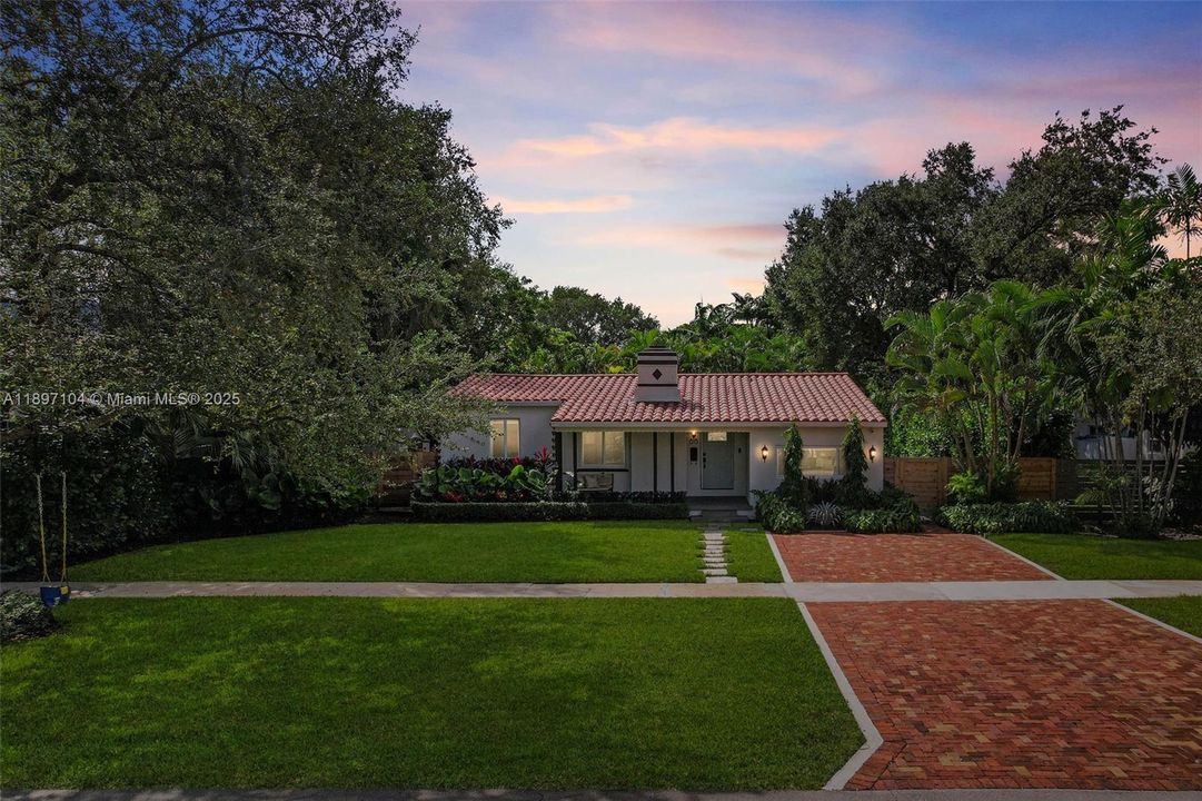 Recently Sold: $1,100,000 (3 beds, 2 baths, 1439 Square Feet)