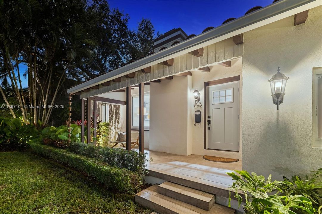 Recently Sold: $1,100,000 (3 beds, 2 baths, 1439 Square Feet)