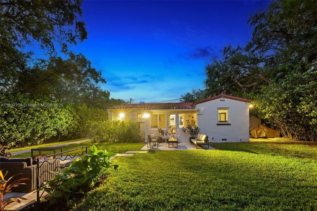 Recently Sold: $1,100,000 (3 beds, 2 baths, 1439 Square Feet)