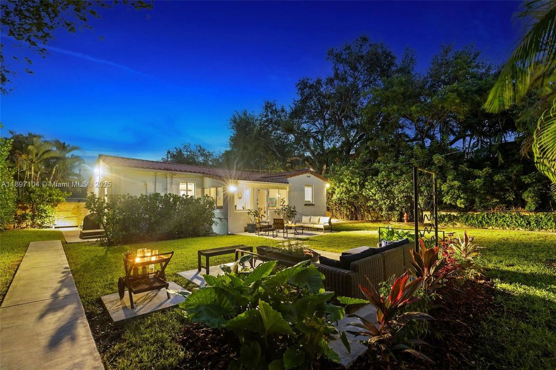 Recently Sold: $1,100,000 (3 beds, 2 baths, 1439 Square Feet)