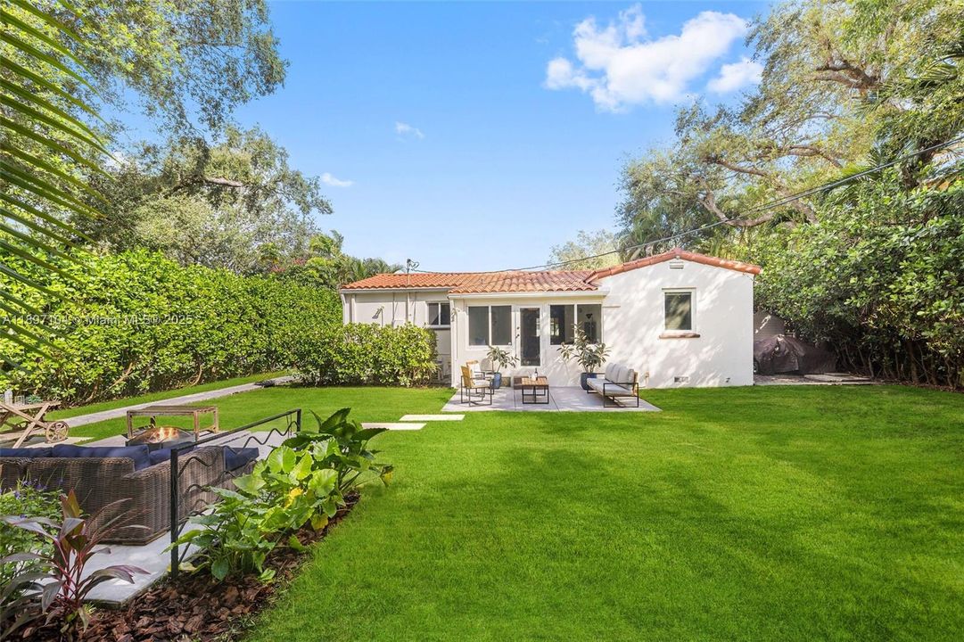 Recently Sold: $1,100,000 (3 beds, 2 baths, 1439 Square Feet)