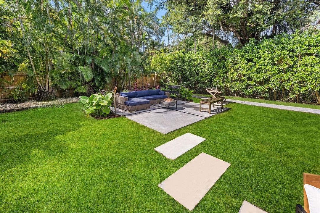 Recently Sold: $1,100,000 (3 beds, 2 baths, 1439 Square Feet)