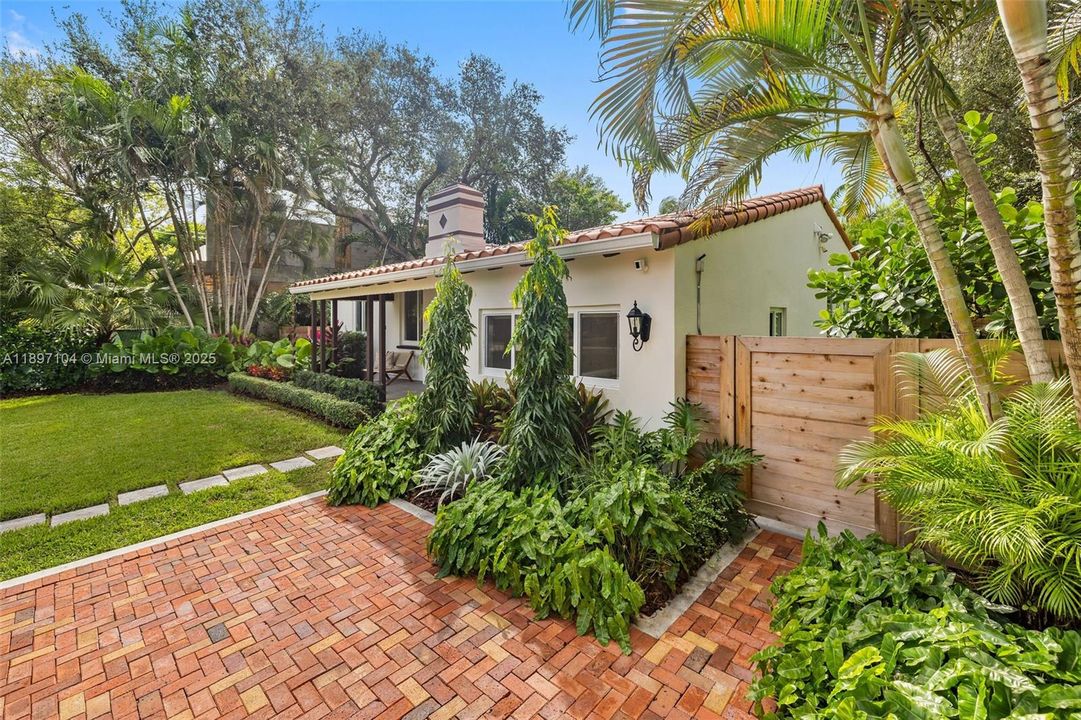 Recently Sold: $1,100,000 (3 beds, 2 baths, 1439 Square Feet)