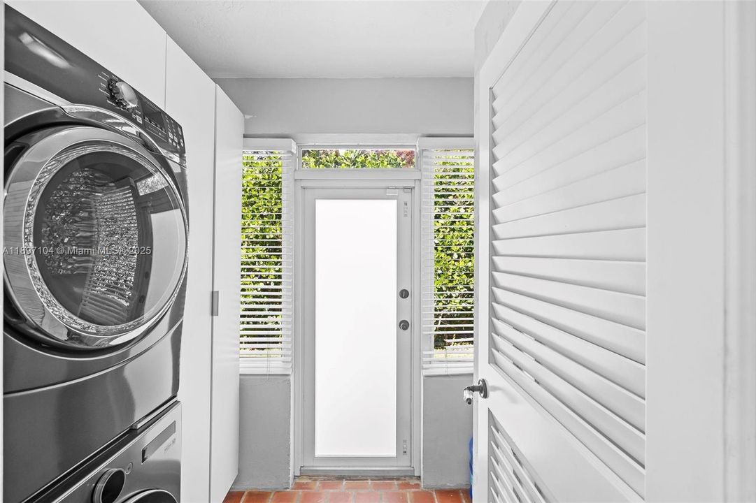 Recently Sold: $1,100,000 (3 beds, 2 baths, 1439 Square Feet)