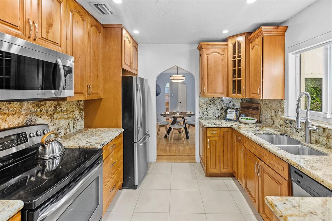 Recently Sold: $1,100,000 (3 beds, 2 baths, 1439 Square Feet)