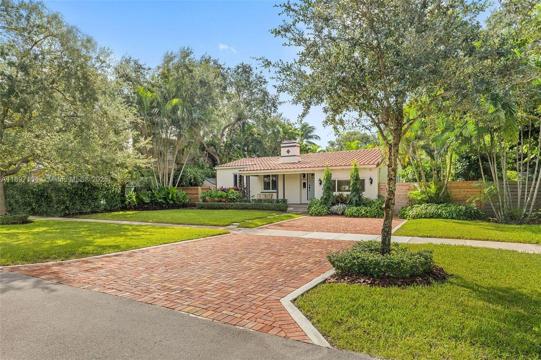 Recently Sold: $1,100,000 (3 beds, 2 baths, 1439 Square Feet)