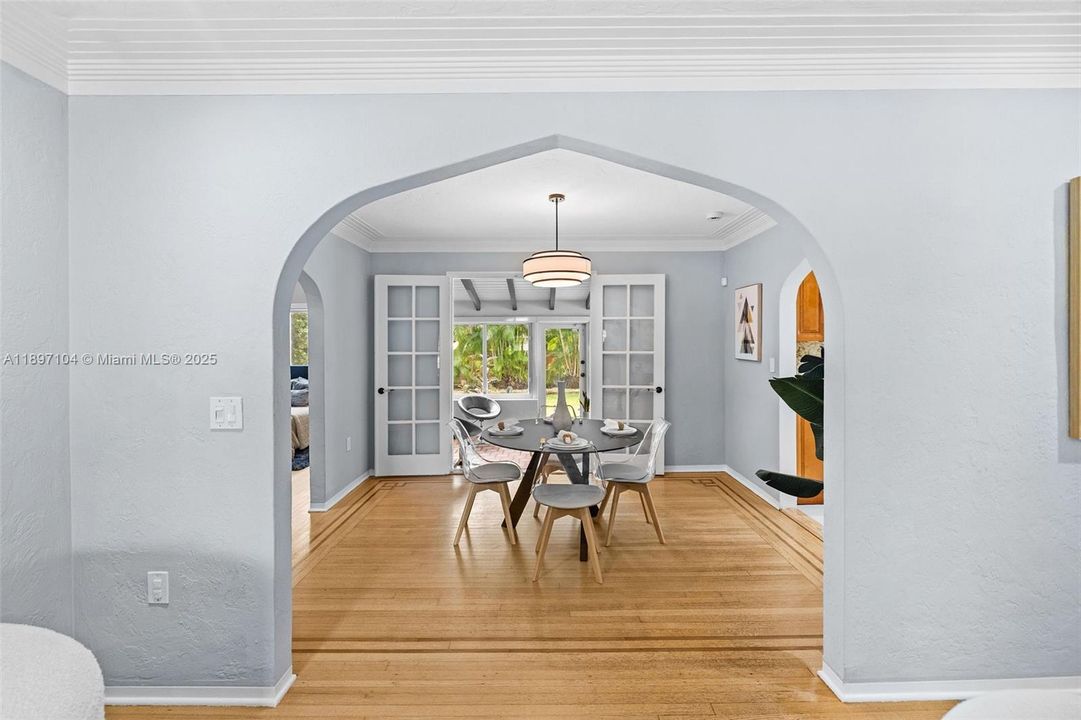 Recently Sold: $1,100,000 (3 beds, 2 baths, 1439 Square Feet)