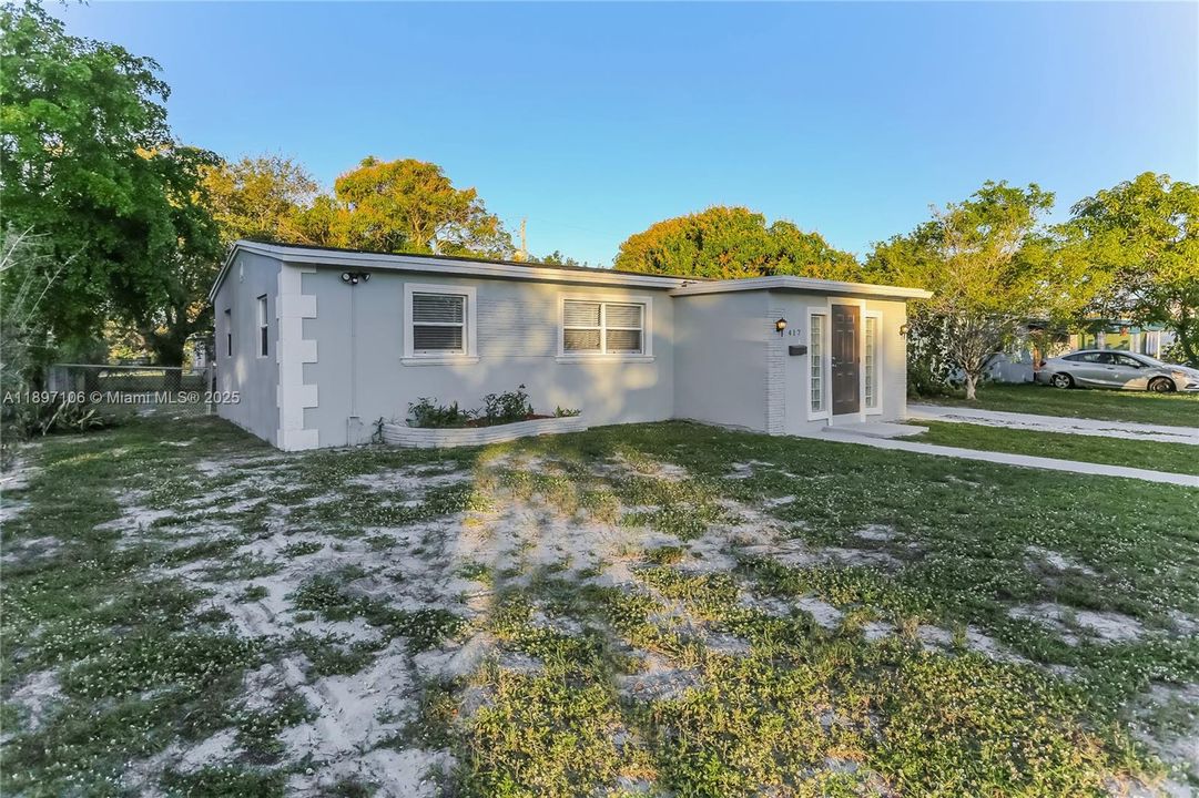 Recently Rented: $2,270 (3 beds, 1 baths, 1277 Square Feet)