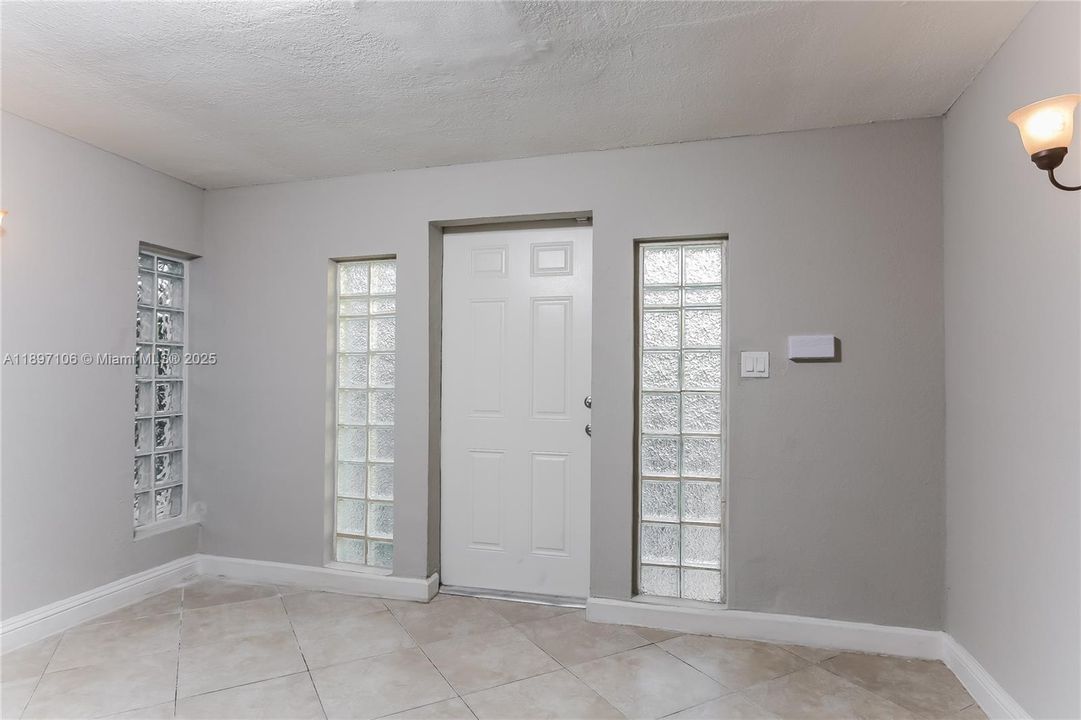 Recently Rented: $2,270 (3 beds, 1 baths, 1277 Square Feet)