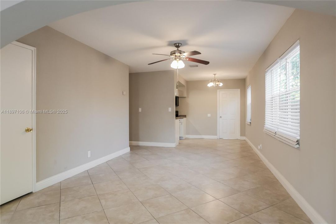 Recently Rented: $2,270 (3 beds, 1 baths, 1277 Square Feet)