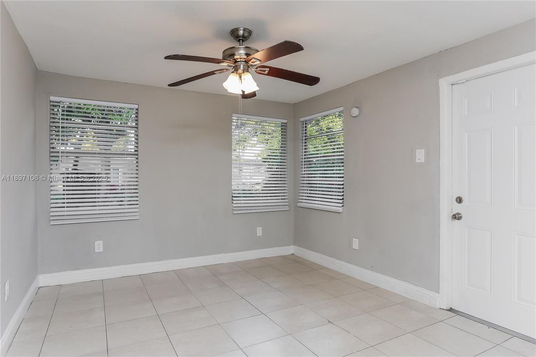 Recently Rented: $2,270 (3 beds, 1 baths, 1277 Square Feet)