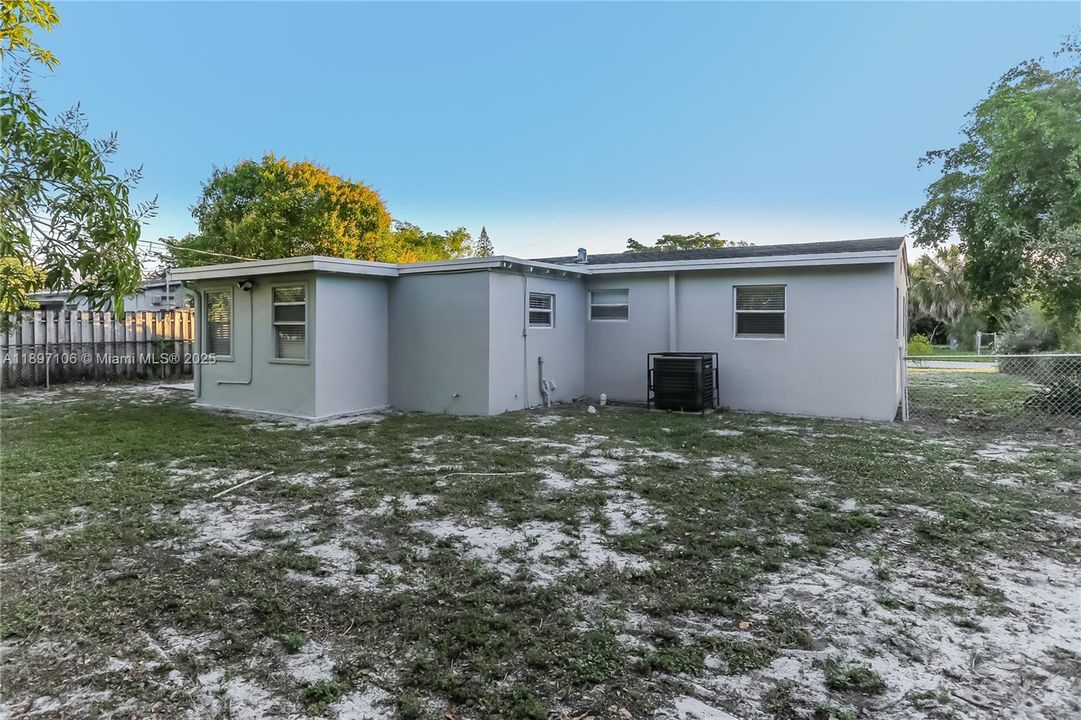 Recently Rented: $2,270 (3 beds, 1 baths, 1277 Square Feet)