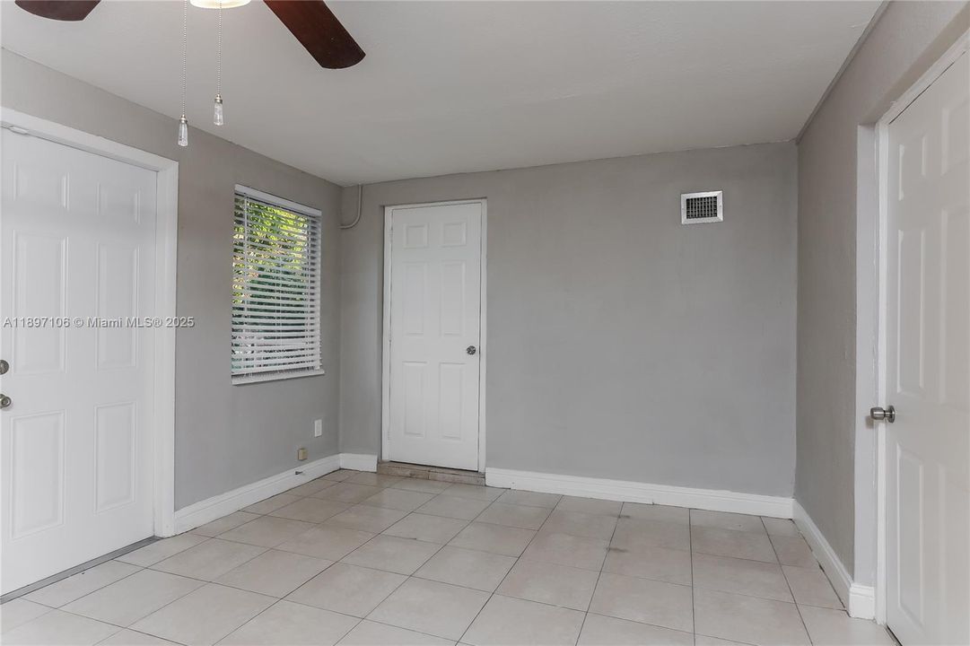 Recently Rented: $2,270 (3 beds, 1 baths, 1277 Square Feet)