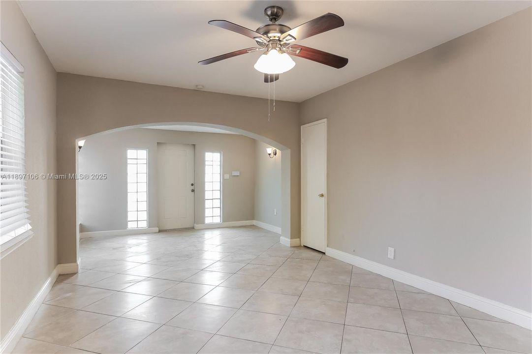 Recently Rented: $2,270 (3 beds, 1 baths, 1277 Square Feet)