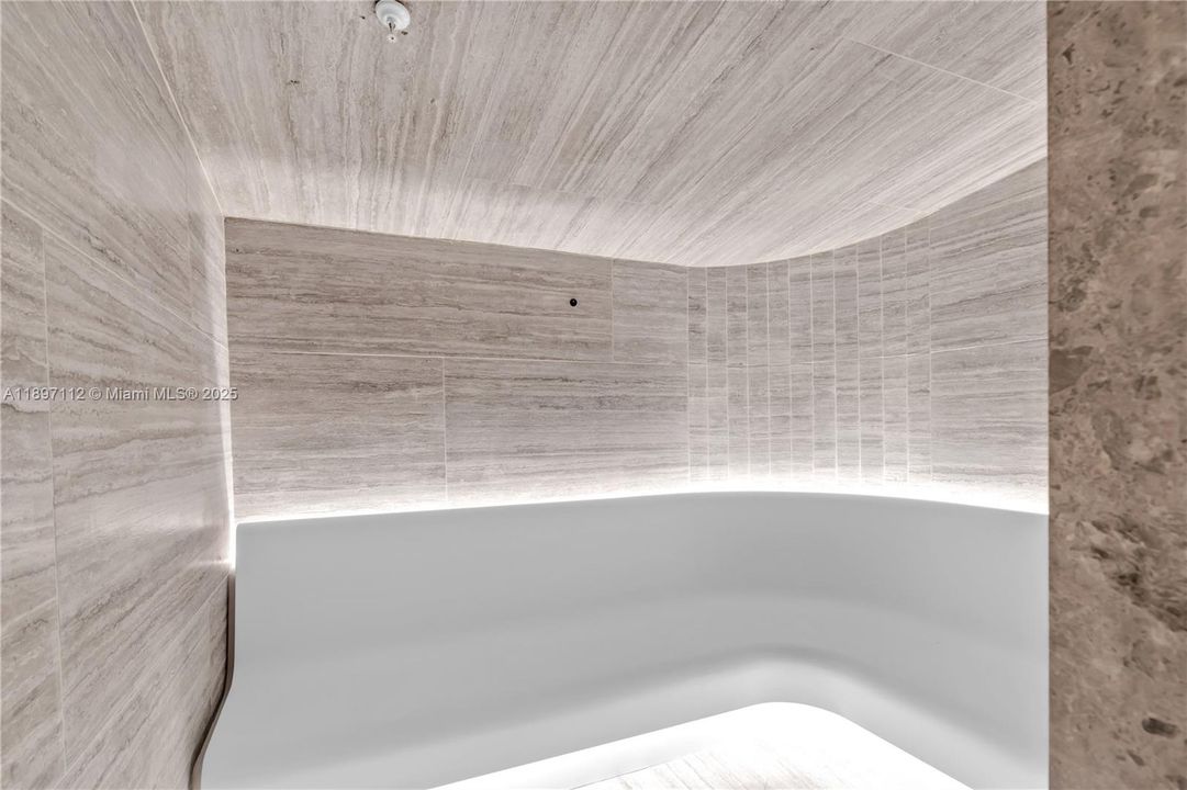 合同活跃: $9,000 (2 贝兹, 2 浴室, 1045 平方英尺)