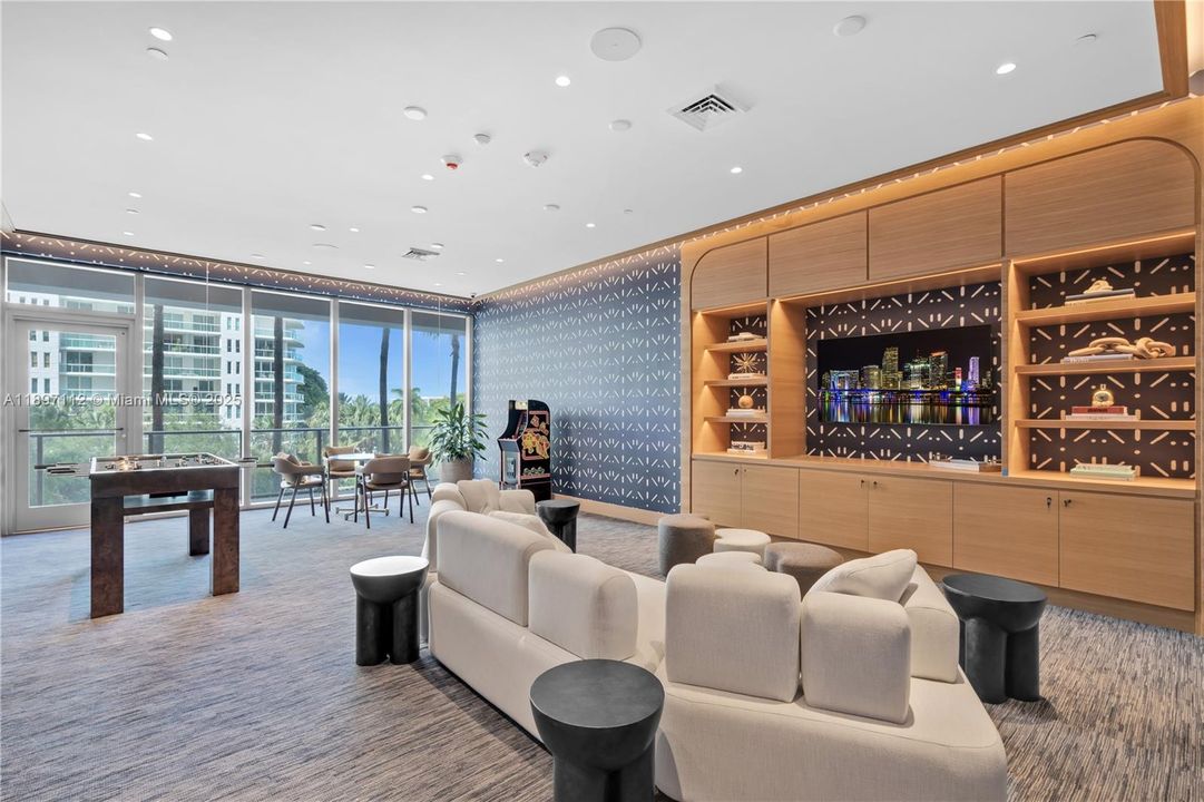 合同活跃: $9,000 (2 贝兹, 2 浴室, 1045 平方英尺)