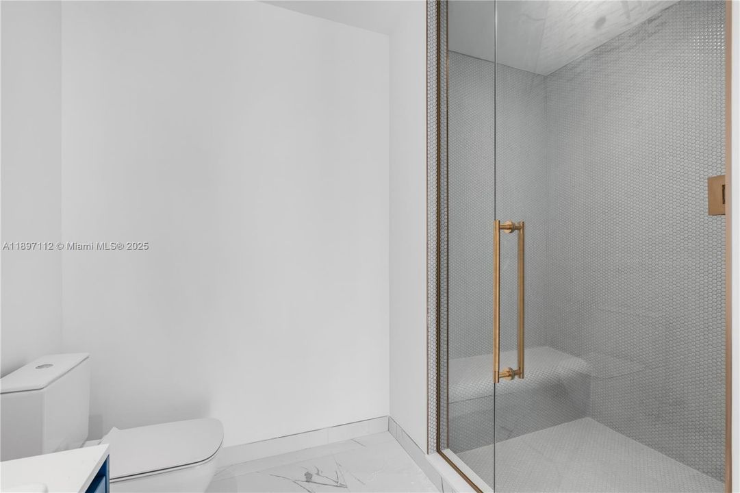 合同活跃: $9,000 (2 贝兹, 2 浴室, 1045 平方英尺)