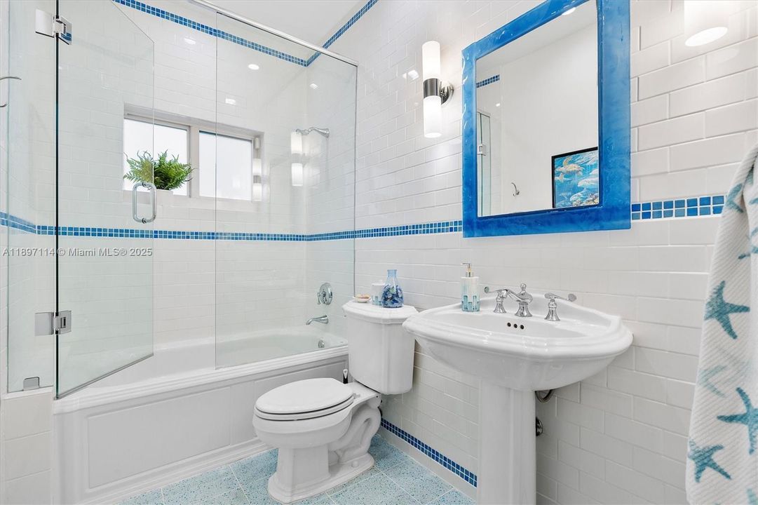 Activo con contrato: $2,995,000 (5 camas, 4 baños, 3616 Pies cuadrados)