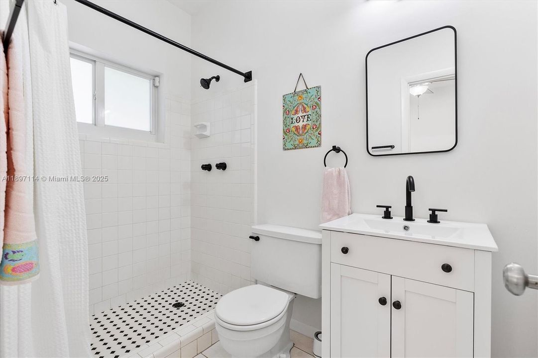 Activo con contrato: $2,995,000 (5 camas, 4 baños, 3616 Pies cuadrados)