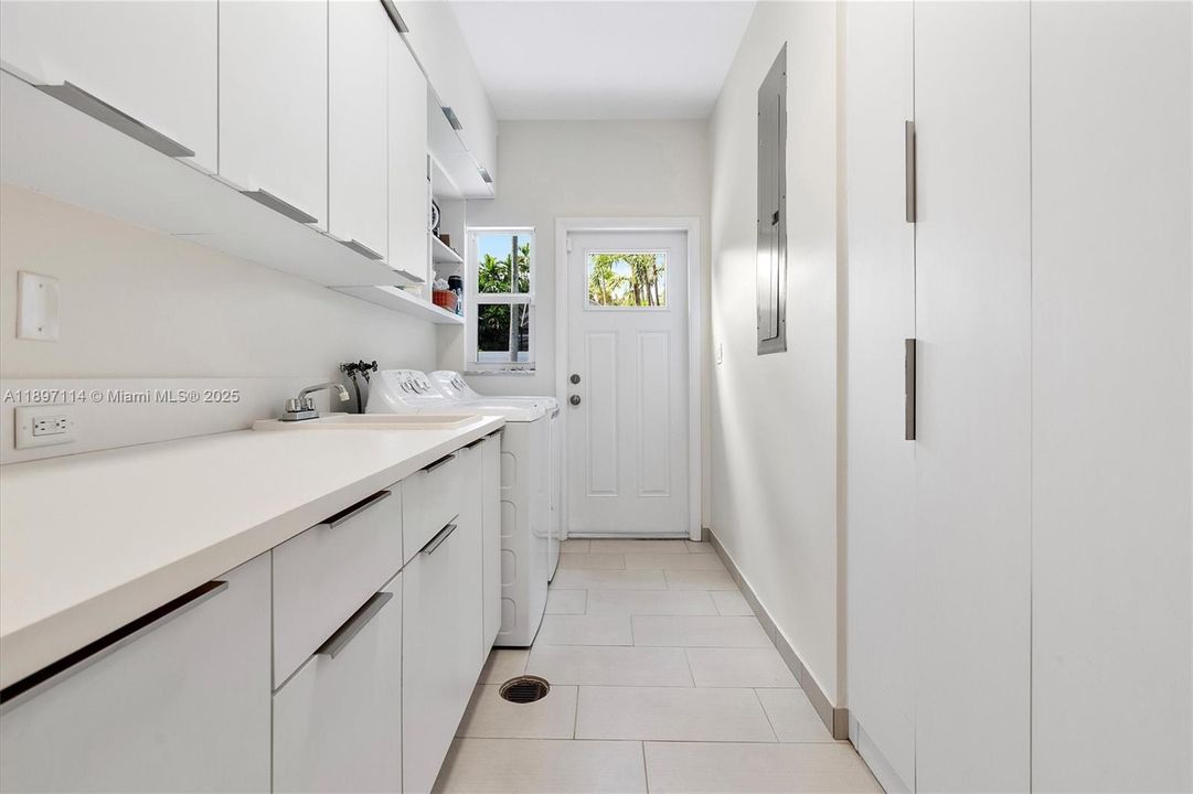 Activo con contrato: $2,995,000 (5 camas, 4 baños, 3616 Pies cuadrados)