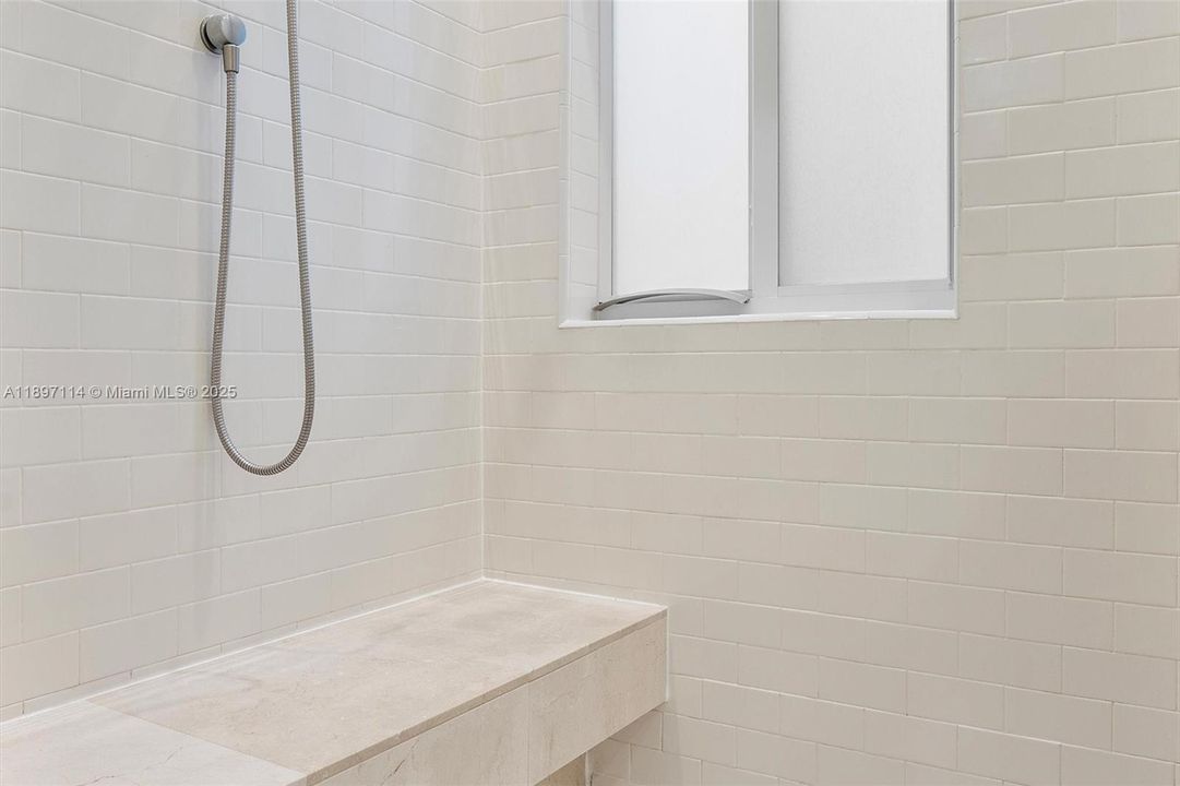 Activo con contrato: $2,995,000 (5 camas, 4 baños, 3616 Pies cuadrados)