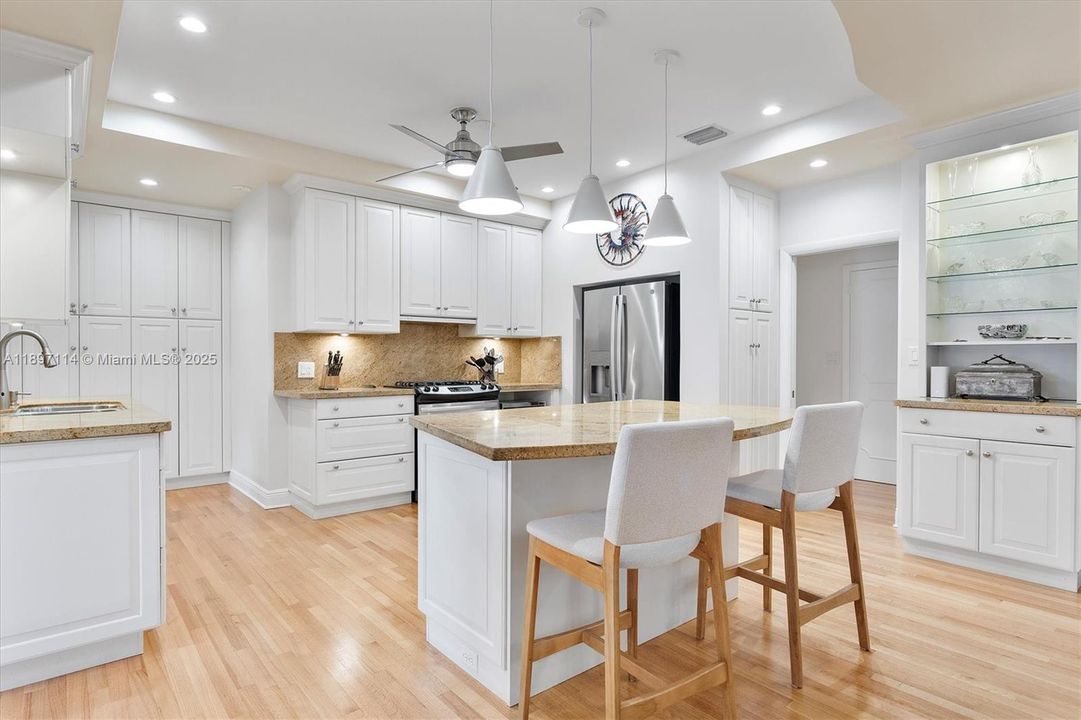 Activo con contrato: $2,995,000 (5 camas, 4 baños, 3616 Pies cuadrados)