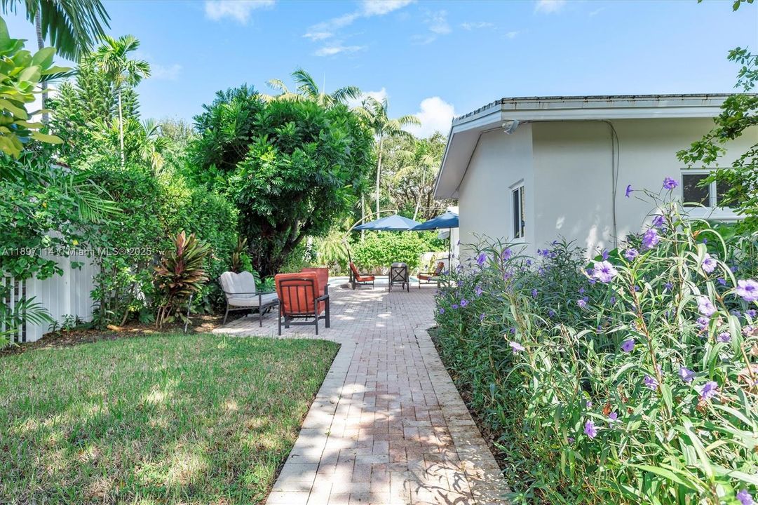 Activo con contrato: $2,995,000 (5 camas, 4 baños, 3616 Pies cuadrados)