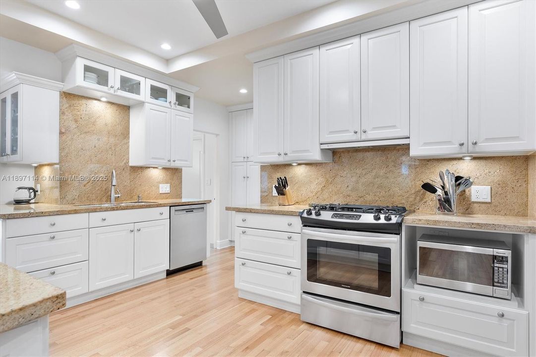 Activo con contrato: $2,995,000 (5 camas, 4 baños, 3616 Pies cuadrados)