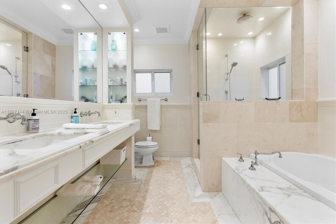 Activo con contrato: $2,995,000 (5 camas, 4 baños, 3616 Pies cuadrados)