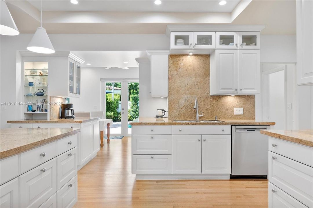 Activo con contrato: $2,995,000 (5 camas, 4 baños, 3616 Pies cuadrados)