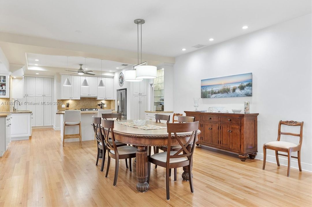 Activo con contrato: $2,995,000 (5 camas, 4 baños, 3616 Pies cuadrados)