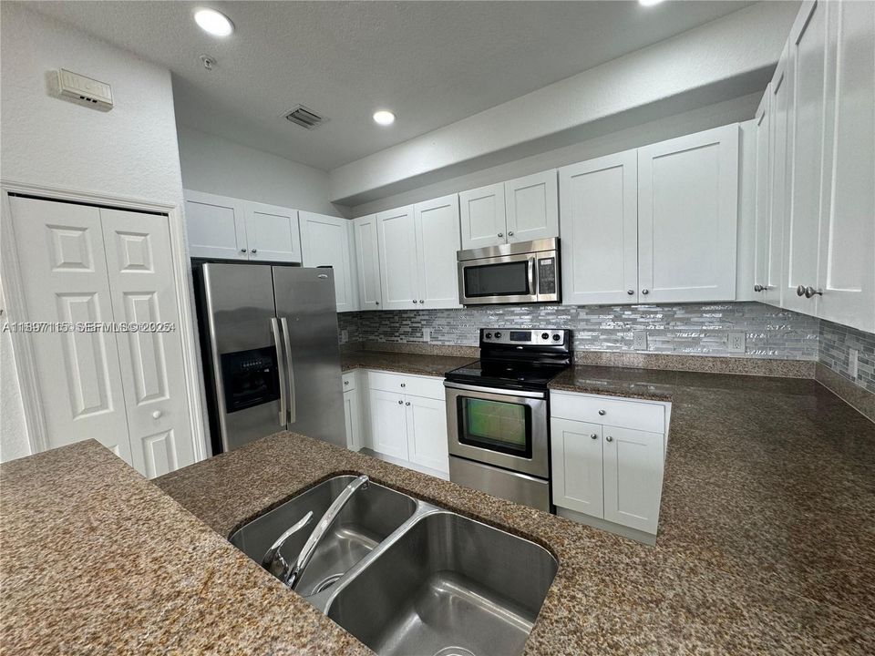 For Sale: $379,000 (2 beds, 2 baths, 1205 Square Feet)